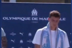 九游官网-法媒：帕瓦尔受到马赛球迷欢迎，约50名球迷在机场接机