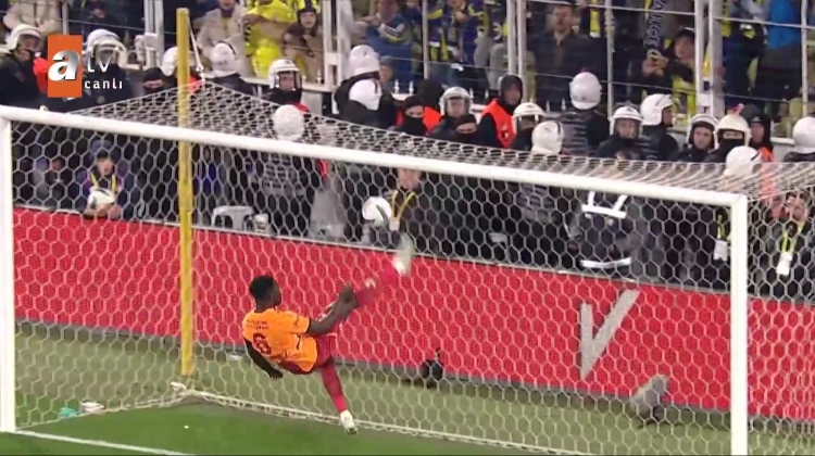 九游官网入口充值-疯狂！什克撩射险些绝平，遭加拉塔萨雷后卫倒钩门线解围