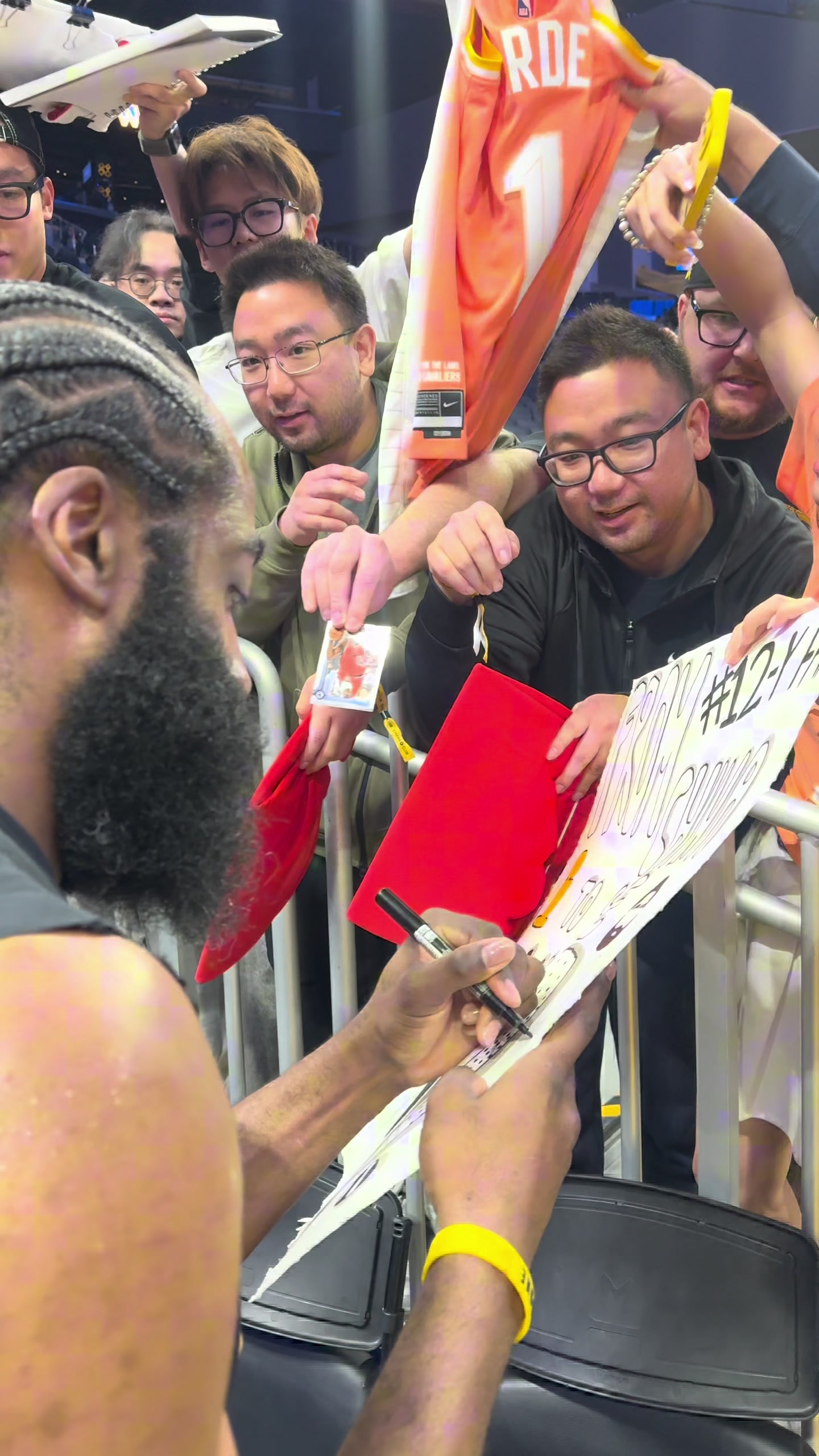 九游官网入口充值-昨日赛后为中国球迷签名！哈登秀中文：中国球迷们 我爱你